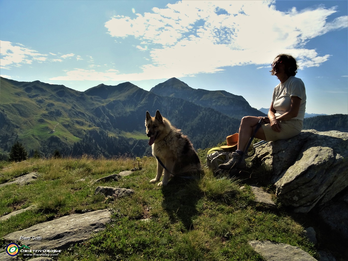 27 Breve sosta in zona Baita Arletto (1860 m) con bella vista in Cavallo-Siltri.JPG